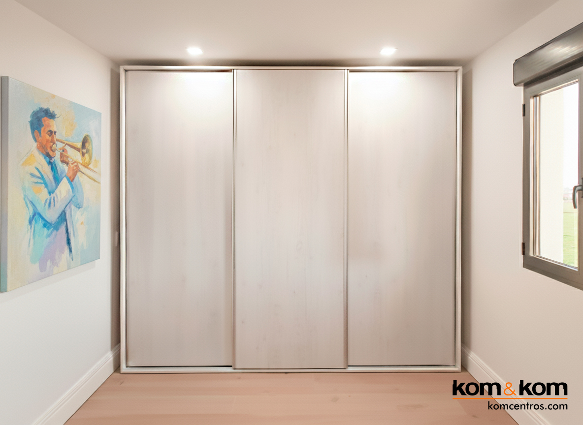 Puertas correderas de armario en color madera blanca veta fina para dormitorio.